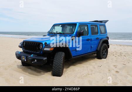 Rehoboth Beach, Delaware, États-Unis - 2 septembre 2024 - le tout nouveau Jeep Wrangler 4XE Willys hybride 2024 de couleur bleue stationné sur la plage Banque D'Images