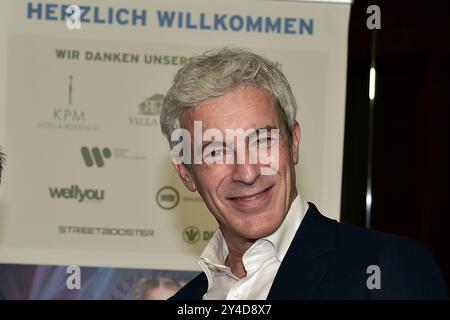 CASSÉ. SEUL. Une histoire d'amour perverse Gedeon Burkhard Ankunft, roter Teppich zur Weltpremiere BROKEN. SEUL. A Kinky Love Story in Berlin, AM 17.09.2024 *** BROKEN ALONE A Kinky Love Story Gedeon Burkhard arrivée, tapis rouge pour la première mondiale BROKEN ALONE A Kinky Love Story in Berlin, le 17 09 2024 Photopress Mueller Banque D'Images