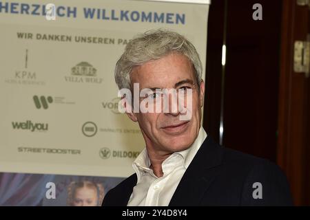 CASSÉ. SEUL. Une histoire d'amour perverse Gedeon Burkhard Ankunft, roter Teppich zur Weltpremiere BROKEN. SEUL. A Kinky Love Story in Berlin, AM 17.09.2024 *** BROKEN ALONE A Kinky Love Story Gedeon Burkhard arrivée, tapis rouge pour la première mondiale BROKEN ALONE A Kinky Love Story in Berlin, le 17 09 2024 Photopress Mueller Banque D'Images