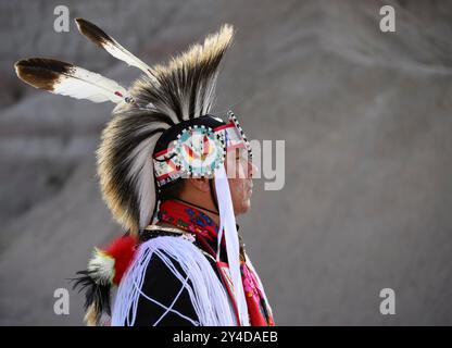 Buck Spotted Tail (Sicangu Lakota Oyate) dans ses regalia Grass Dance ; Badlands National Park, Dakota du Sud. Banque D'Images