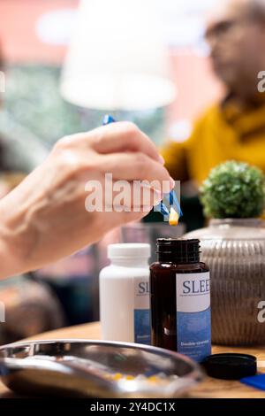 Assistant médical préparant la dose quotidienne de pilules et de vitamines pour les patients âgés, divisant les médicaments dans des bouteilles séparées pour l'efficacité. Infirmière donnant des médicaments aux gens. Gros plan. Banque D'Images