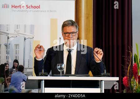 Robert Habeck BEI der Verleihung der Ehrendoktorwürde an Arnold Schwarzenegger in Anerkennung seiner bedeutenden Beiträge im Bereich Governance, insbesondere durch Seine Arbeit im Bereich Nachhaltigkeit und bürgerschaftliches engagement in der Hertie School. Berlin, 17.09.2024 Banque D'Images