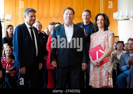 Robert Habeck, Arnold Schwarzenegger, Ralf Moeller und Cornelia Woll BEI der Verleihung der Ehrendoktorwürde an Arnold Schwarzenegger in Anerkennung seiner bedeutenden Beiträge im Bereich Governance, insbesondere durch Seine Arbeit im Bereich Nachhaltigkeit und bürgerschaftliches engagement in der Hertie School. Berlin, 17.09.2024 Banque D'Images