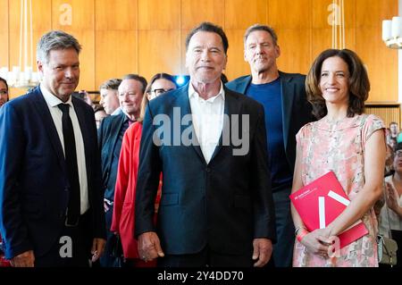 Robert Habeck, Arnold Schwarzenegger, Ralf Moeller und Cornelia Woll BEI der Verleihung der Ehrendoktorwürde an Arnold Schwarzenegger in Anerkennung seiner bedeutenden Beiträge im Bereich Governance, insbesondere durch Seine Arbeit im Bereich Nachhaltigkeit und bürgerschaftliches engagement in der Hertie School. Berlin, 17.09.2024 Banque D'Images