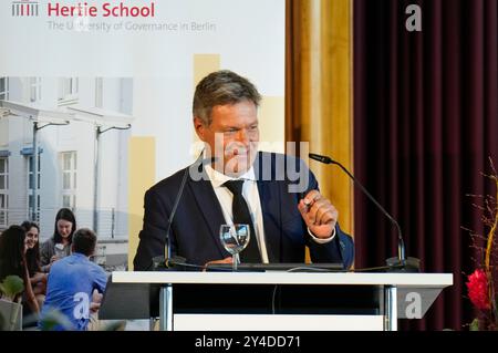 Robert Habeck BEI der Verleihung der Ehrendoktorwürde an Arnold Schwarzenegger in Anerkennung seiner bedeutenden Beiträge im Bereich Governance, insbesondere durch Seine Arbeit im Bereich Nachhaltigkeit und bürgerschaftliches engagement in der Hertie School. Berlin, 17.09.2024 Banque D'Images