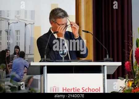 Robert Habeck BEI der Verleihung der Ehrendoktorwürde an Arnold Schwarzenegger in Anerkennung seiner bedeutenden Beiträge im Bereich Governance, insbesondere durch Seine Arbeit im Bereich Nachhaltigkeit und bürgerschaftliches engagement in der Hertie School. Berlin, 17.09.2024 Banque D'Images