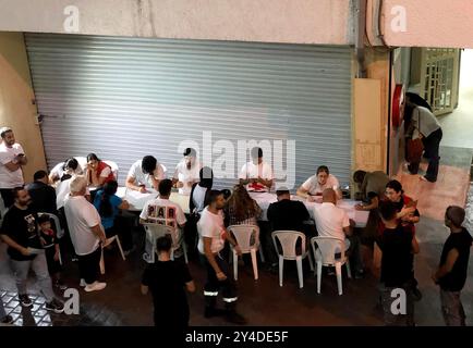 Beyrouth, Liban. 17 septembre 2024. Les gens s'inscrivent pour donner du sang aux blessés dans les explosions de téléavertisseurs à Beyrouth, Liban, le 17 septembre 2024. Huit personnes ont été tuées et plus de 2 800 autres, dont des membres du Hezbollah, ont été blessées mardi dans différentes régions du Liban alors que leurs téléavertisseurs ont explosé, a déclaré le ministre libanais de la santé Firas Abiad. Crédit : Bilal Jawich/Xinhua/Alamy Live News Banque D'Images