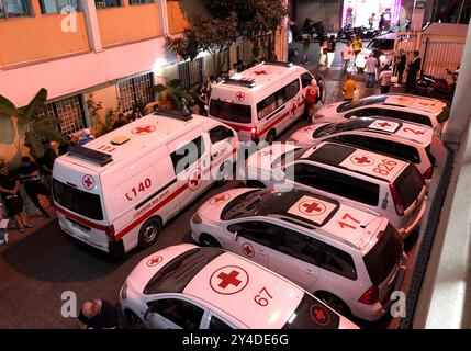 Beyrouth, Liban. 17 septembre 2024. Des gens attendent pour donner leur sang aux blessés dans les explosions de téléavertisseurs à Beyrouth, au Liban, le 17 septembre 2024. Huit personnes ont été tuées et plus de 2 800 autres, dont des membres du Hezbollah, ont été blessées mardi dans différentes régions du Liban alors que leurs téléavertisseurs ont explosé, a déclaré le ministre libanais de la santé Firas Abiad. Crédit : Bilal Jawich/Xinhua/Alamy Live News Banque D'Images