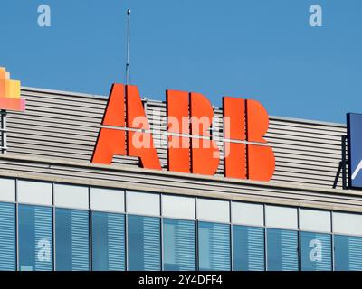 OSTRAVA, TCHÉQUIE - 28 SEPTEMBRE 2023 : logo rouge de la société ABB sur son bureau Banque D'Images