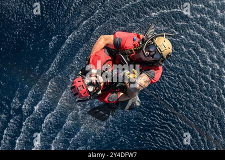 Pula, Croatie. 10 septembre 2024. des pararescuemen de l'US Air Force, affectés au 57th Rescue Squadron, hissent un HH-60G Pave Hawk de l'US Air Force, affecté au 56th RQS, au cours de l'exercice PR ACE Croatia 24 près de Pula, Croatie, en septembre. 10, 2024. L’US Air Force opère partout dans le monde avec des forces agiles et des capacités militaires flexibles pour répondre aux changements dans l’environnement opérationnel et renforcer l’engagement des États-Unis envers les Alliés et les partenaires. (Crédit image : © Joseph Bartoszek/U.S. Air Force/ZUMA Press Wire) À USAGE ÉDITORIAL EXCLUSIF ! Non destiné à UN USAGE commercial ! Banque D'Images