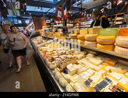 Toronto, Canada. 17 septembre 2024. Les clients magasinent dans un marché à Toronto, Canada, le 17 septembre 2024. L'indice des prix à la consommation (IPC) du Canada a augmenté de 2 % d'une année à l'autre en août, revenant à la cible d'inflation fixée par la Banque du Canada, a déclaré Statistique Canada mardi. Crédit : Zou Zheng/Xinhua/Alamy Live News Banque D'Images