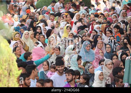 Srinagar, Inde. 17 septembre 2024. Des milliers de dévots traversent Khiram Dargah dans le district d'Anantnag au sud du Cachemire pour avoir un aperçu de Holy Relic à l'occasion de l'Aïd Milad un Nabi. (Photo de Firdous Parray/Pacific Press) crédit : Pacific Press Media production Corp./Alamy Live News Banque D'Images