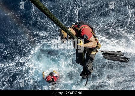 Pula, Croatie. 10 septembre 2024. les pararescuemen de l'US Air Force, affectés au 57th Rescue Squadron, ont fait une corde rapide d'un HH-60G Pave Hawk de l'US Air Force, affecté au 56th RQS, au cours de l'exercice PR ACE Croatia 24 près de Pula, Croatie, en septembre. 10, 2024. L’US Air Force opère partout dans le monde avec des forces agiles et des capacités militaires flexibles pour répondre aux changements dans l’environnement opérationnel et renforcer l’engagement des États-Unis envers les Alliés et les partenaires. (Crédit image : © Joseph Bartoszek/U.S. Air Force/ZUMA Press Wire) À USAGE ÉDITORIAL EXCLUSIF ! Non destiné à UN USAGE commercial ! Banque D'Images