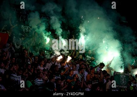 Portugal. 17 septembre 2024. Les fans de sport célèbrent un but lors du match de la phase MD1 de la Ligue des champions 2024/25 de l'UEFA entre le Sporting Clube de Portugal et le LOSC Lille à l'Estadio Jose Alvalade le 17 septembre 2024 à Lisbonne, Portugal. UEFA Champions League - Sporting CP vs LOSC Lille (Valter Gouveia/SPP) crédit : SPP Sport Press photo. /Alamy Live News Banque D'Images