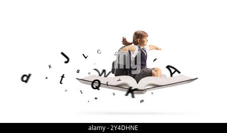 Fille assise sur un livre avec des lettres et volant isolé sur fond blanc Banque D'Images