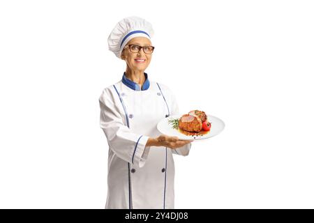 Chef féminin tenant un plat de viande sur une assiette, concept de cuisine fine isolé sur fond blanc Banque D'Images