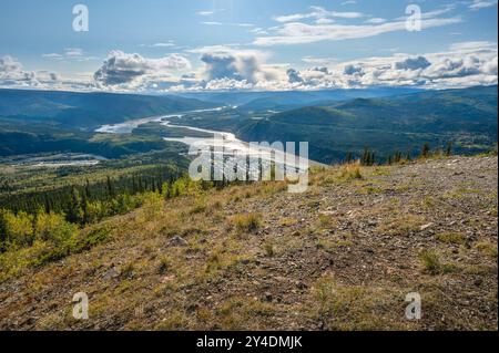 Aperçu en soirée du fleuve Yukon vu du Midnight Dome à Dawson City, Yukon, Canada Banque D'Images