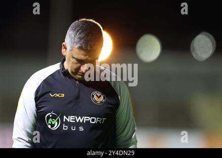 Newport, Royaume-Uni. 17 septembre 2024. Nélson Jardim, le gérant du comté de Newport regarde. Bristol Street Motors EFL Trophy match, Newport County v West Ham United U21's à Rodney Parade à Newport, pays de Galles le mardi 17 septembre 2024. Cette image ne peut être utilisée qu'à des fins éditoriales. Usage éditorial uniquement, photo par crédit : Andrew Orchard sports Photography/Alamy Live News Banque D'Images