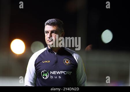 Newport, Royaume-Uni. 17 septembre 2024. Nélson Jardim, le gérant du comté de Newport regarde. Bristol Street Motors EFL Trophy match, Newport County v West Ham United U21's à Rodney Parade à Newport, pays de Galles le mardi 17 septembre 2024. Cette image ne peut être utilisée qu'à des fins éditoriales. Usage éditorial uniquement, photo par crédit : Andrew Orchard sports Photography/Alamy Live News Banque D'Images