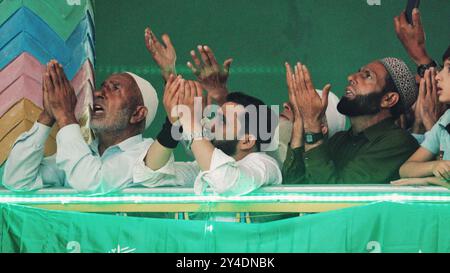 Srinagar, Jammu-et-Cachemire, Inde. 17 septembre 2024. Des milliers de dévots traversent Khiram Dargah dans le district d'Anantnag au sud du Cachemire pour avoir un aperçu de Holy Relic à l'occasion de l'Aïd Milad un Nabi. (Crédit image : © Firdous Parray/Pacific Press via ZUMA Press Wire) USAGE ÉDITORIAL SEULEMENT! Non destiné à UN USAGE commercial ! Banque D'Images