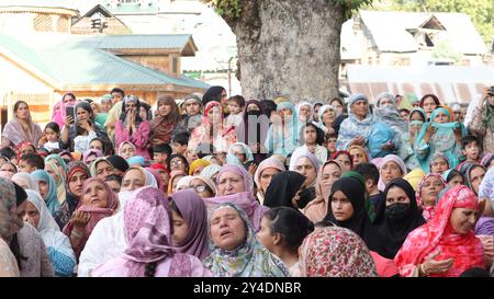 Srinagar, Jammu-et-Cachemire, Inde. 17 septembre 2024. Des milliers de dévots traversent Khiram Dargah dans le district d'Anantnag au sud du Cachemire pour avoir un aperçu de Holy Relic à l'occasion de l'Aïd Milad un Nabi. (Crédit image : © Firdous Parray/Pacific Press via ZUMA Press Wire) USAGE ÉDITORIAL SEULEMENT! Non destiné à UN USAGE commercial ! Banque D'Images