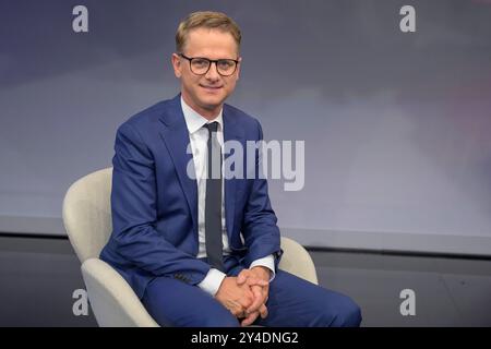 GER, Berlin, Adlershof, Studio, Carsten Linnemann, CDU Generalsekretaer, zu Gast BEI - maischberger, Polittalk, TV, format, mit Moderatorin - Sandra Maischberger, Das Erste, 17.09. 2024, *** GER, Berlin, Adlershof, Studio, Carsten Linnemann, CDU Secretary General , zu Gast BEI maischberger, Polittalk, TV, format, mit Moderator Sandra Maischberger, Das Erste, 17 09 2024, Copyright : HMBxMedia/UwexKoch Banque D'Images