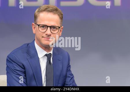 GER, Berlin, Adlershof, Studio, Carsten Linnemann, CDU Generalsekretaer, zu Gast BEI - maischberger, Polittalk, TV, format, mit Moderatorin - Sandra Maischberger, Das Erste, 17.09. 2024, *** GER, Berlin, Adlershof, Studio, Carsten Linnemann, CDU Secretary General , zu Gast BEI maischberger, Polittalk, TV, format, mit Moderator Sandra Maischberger, Das Erste, 17 09 2024, Copyright : HMBxMedia/UwexKoch Banque D'Images