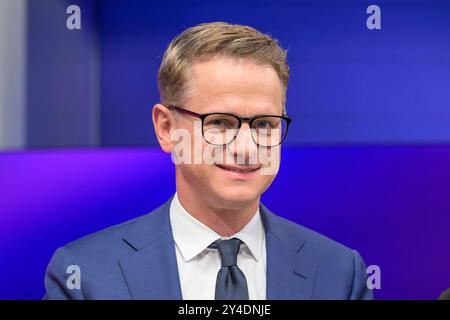 GER, Berlin, Adlershof, Studio, Carsten Linnemann, CDU Generalsekretaer, zu Gast BEI - maischberger, Polittalk, TV, format, mit Moderatorin - Sandra Maischberger, Das Erste, 17.09. 2024, *** GER, Berlin, Adlershof, Studio, Carsten Linnemann, CDU Secretary General , zu Gast BEI maischberger, Polittalk, TV, format, mit Moderator Sandra Maischberger, Das Erste, 17 09 2024, Copyright : HMBxMedia/UwexKoch Banque D'Images