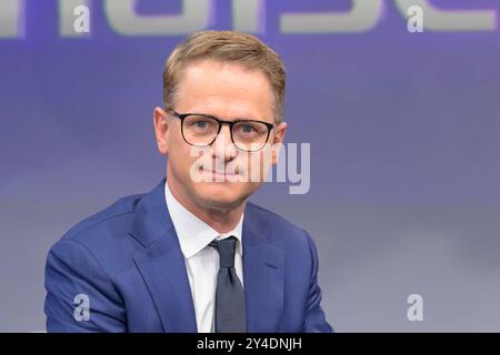 GER, Berlin, Adlershof, Studio, Carsten Linnemann, CDU Generalsekretaer, zu Gast BEI - maischberger, Polittalk, TV, format, mit Moderatorin - Sandra Maischberger, Das Erste, 17.09. 2024, *** GER, Berlin, Adlershof, Studio, Carsten Linnemann, CDU Secretary General , zu Gast BEI maischberger, Polittalk, TV, format, mit Moderator Sandra Maischberger, Das Erste, 17 09 2024, Copyright : HMBxMedia/UwexKoch Banque D'Images