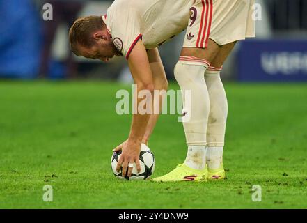 Harry Kane, FCB 9 avec des chaussures de skechers avant le 11m, pour 5-2 dans le match de groupe FC BAYERN MUENCHEN - DINAMO ZAGREB 9-2 de football UEFA Champions League dans la saison 2024/2025 à Munich, Sep 17, 2024 , FCB, 1. Spieltag, München photographe : Peter Schatz Banque D'Images