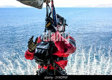 Pula, Croatie. 10 septembre 2024. Un pararescuman de l'US Air Force, affecté au 57th Rescue Squadron, sort d'un HH-60G Pave Hawk de l'US Air Force, affecté au 56th RQS, au cours de l'exercice PR ACE Croatia 24 près de Pula, Croatie, en septembre. 10, 2024. L'US Air Force opère dans le monde entier avec des forces agiles et des capacités militaires flexibles pour répondre aux changements dans l'environnement opérationnel et renforcer l'engagement des États-Unis envers les Alliés et les partenaires (crédit image : © Joseph Bartoszek/U.S. Air Force/ZUMA Press Wire) À USAGE ÉDITORIAL EXCLUSIF ! Non destiné à UN USAGE commercial ! Banque D'Images