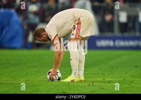 Munich, Allemagne. 17 septembre 2024. Harry Kane, FCB 9 avec des chaussures de skechers avant le 11m, pour 5-2 dans le match de groupe FC BAYERN MUENCHEN - DINAMO ZAGREB 9-2 de football UEFA Champions League dans la saison 2024/2025 à Munich, Sep 17, 2024, FCB, 1. Spieltag, Muenchen photographe : ddp images/STAR-images crédit : ddp Media GmbH/Alamy Live News Banque D'Images