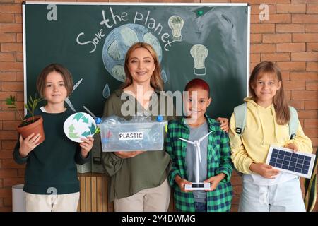 Enseignante avec des élèves pendant la leçon d'écologie en classe Banque D'Images