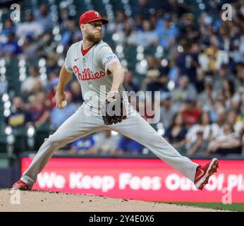 Milwaukee, États-Unis. 17 septembre 2024. Zack Wheeler, lanceur des Philadelphia Phillies, lance la première manche du match MLB entre les Philadelphia Phillies et les Milwaukee Brewers à American Family Field à Milwaukee, WISCONSIN, LE mardi 17 septembre 2024. Photo de Tannen Maury/UPI. Crédit : UPI/Alamy Live News Banque D'Images