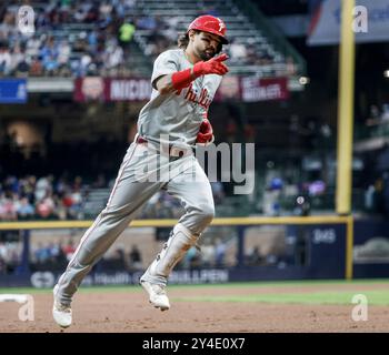 Milwaukee, États-Unis. 17 septembre 2024. Nick Castellanos, outfielder des Philadelphia Phillies, réagit après avoir frappé un home run dans la deuxième manche du match MLB entre les Philadelphia Phillies et les Milwaukee Brewers à l'American Family Field à Milwaukee, WISCONSIN, le mardi 17 septembre 2024. Photo de Tannen Maury/UPI. Crédit : UPI/Alamy Live News Banque D'Images