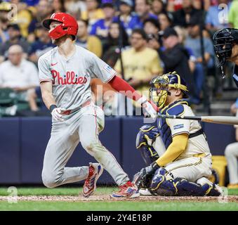 Milwaukee, États-Unis. 17 septembre 2024. Philadelphia Phillies Short stop Trea Turner (l) frappe un single devant le receveur des Milwaukee Brewers William Contreras (R) dans la troisième manche du match MLB entre les Philadelphia Phillies et les Milwaukee Brewers à l'American Family Field à Milwaukee, WISCONSIN, le mardi 17 septembre 2024. Photo de Tannen Maury/UPI. Crédit : UPI/Alamy Live News Banque D'Images