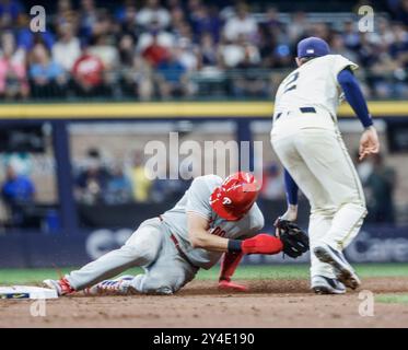 Milwaukee, États-Unis. 17 septembre 2024. L'arrêt court des Philadelphia Phillies TREA Turner (l) est repéré par Brice Turang, deuxième joueur des Milwaukee Brewers, lors d'une tentative de vol dans la troisième manche du match MLB entre les Philadelphia Phillies et les Milwaukee Brewers à l'American Family Field à Milwaukee, WISCONSIN, mardi 17 septembre 2024. Photo de Tannen Maury/UPI. Crédit : UPI/Alamy Live News Banque D'Images