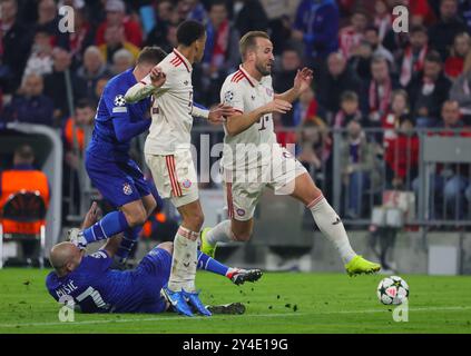 Munich, Allemagne. 17 septembre 2024. Harry Kane (1er R) du Bayern Munich fait une percée lors du match du premier tour de l'UEFA Champions League entre le Bayern Munich allemand et le GNK Dinamo croate à Munich, Allemagne, le 17 septembre 2024. Crédit : Philippe Ruiz/Xinhua/Alamy Live News Banque D'Images