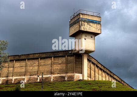 Tour du pénitencier dans la ville brésilienne. Une tour de garde au coin d'un mur de prison au Brésil Banque D'Images