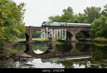 Train régional Amtrak Northeast sur le pont ferroviaire de Farmington River   Windsor, Connecticut, États-Unis Banque D'Images