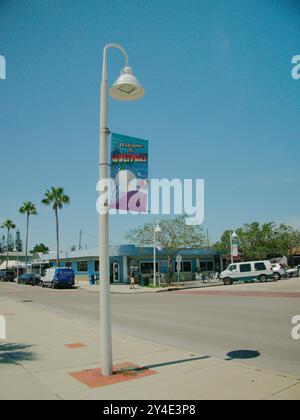 Usage éditorial Gulfport, FL, USA 17 septembre 2024. Haute vue verticale du lampadaire avec un Gulfport, FL signe sur le côté. Palmier, lumineux Banque D'Images