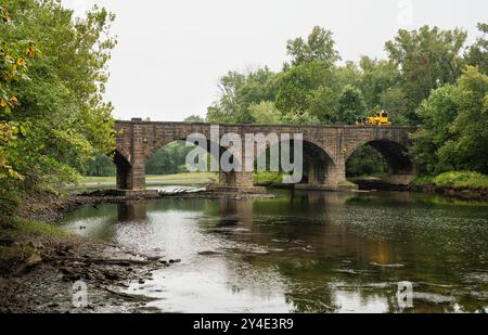 Véhicule d'entretien ferroviaire au-dessus du pont ferroviaire de Farmington River   Windsor, Connecticut, États-Unis Banque D'Images