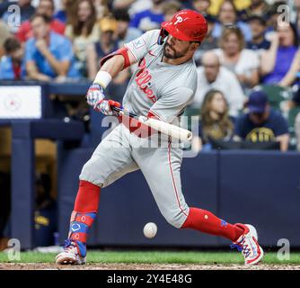 Milwaukee, États-Unis. 17 septembre 2024. Kyle Schwarber frappe un single dans la sixième manche du match MLB entre les Philadelphia Phillies et les Milwaukee Brewers à l'American Family Field à Milwaukee, WISCONSIN, le mardi 17 septembre 2024. Photo de Tannen Maury/UPI. Crédit : UPI/Alamy Live News Banque D'Images