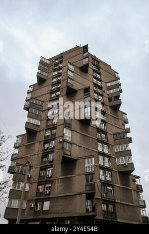 La tour résidentielle de Karaburma (Toblerone Tower). Belgrade, Serbie Banque D'Images