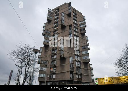 La tour résidentielle de Karaburma (Toblerone Tower). Belgrade, Serbie Banque D'Images