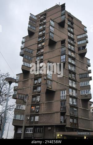 La tour résidentielle de Karaburma (Toblerone Tower). Belgrade, Serbie Banque D'Images