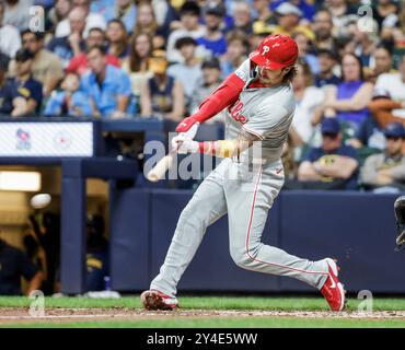 Milwaukee, États-Unis. 17 septembre 2024. Bryson Stott, deuxième joueur des Philadelphia Phillies, frappe un single en sixième manche du match MLB entre les Philadelphia Phillies et les Milwaukee Brewers à l'American Family Field à Milwaukee, WISCONSIN, le mardi 17 septembre 2024. Photo de Tannen Maury/UPI. Crédit : UPI/Alamy Live News Banque D'Images