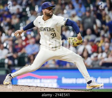 Milwaukee, États-Unis. 17 septembre 2024. Joel Payamps, lanceur des Milwaukee Brewers, lance en relief la huitième manche du match de la MLB entre les Phillies de Philadelphie et les Brewers de Milwaukee à l’American Family Field à Milwaukee, WISCONSIN, LE mardi 17 septembre 2024. Photo de Tannen Maury/UPI. Crédit : UPI/Alamy Live News Banque D'Images