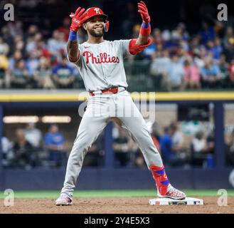 Milwaukee, États-Unis. 17 septembre 2024. Edmundo Sosa, troisième joueur de base des Phillies de Philadelphie, réagit après avoir frappé un doublé en septième manche du match de la MLB entre les Phillies de Philadelphie et les Brewers de Milwaukee à l'American Family Field à Milwaukee, WISCONSIN, le mardi 17 septembre 2024. Photo de Tannen Maury/UPI. Crédit : UPI/Alamy Live News Banque D'Images