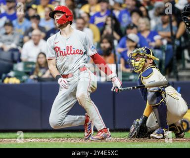 Milwaukee, États-Unis. 17 septembre 2024. Philadelphia Phillies Short stop Trea Turner (l) frappe un single devant le receveur des Milwaukee Brewers William Contreras (R) dans la septième manche du match MLB entre les Philadelphia Phillies et les Milwaukee Brewers à l'American Family Field à Milwaukee, WISCONSIN, le mardi 17 septembre 2024. Photo de Tannen Maury/UPI. Crédit : UPI/Alamy Live News Banque D'Images